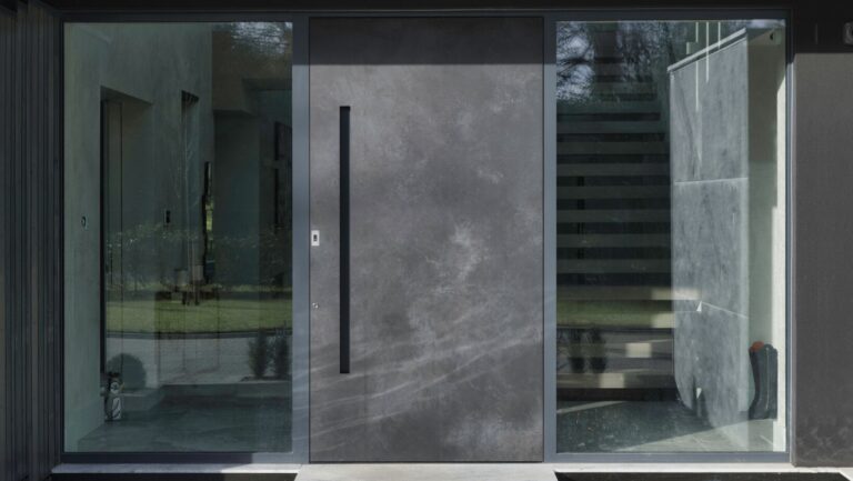 Drzwi RK Pivot Doors - drzwi pivot ze spiekiem Ossido Nero - zewnętrzne drzwi pivot