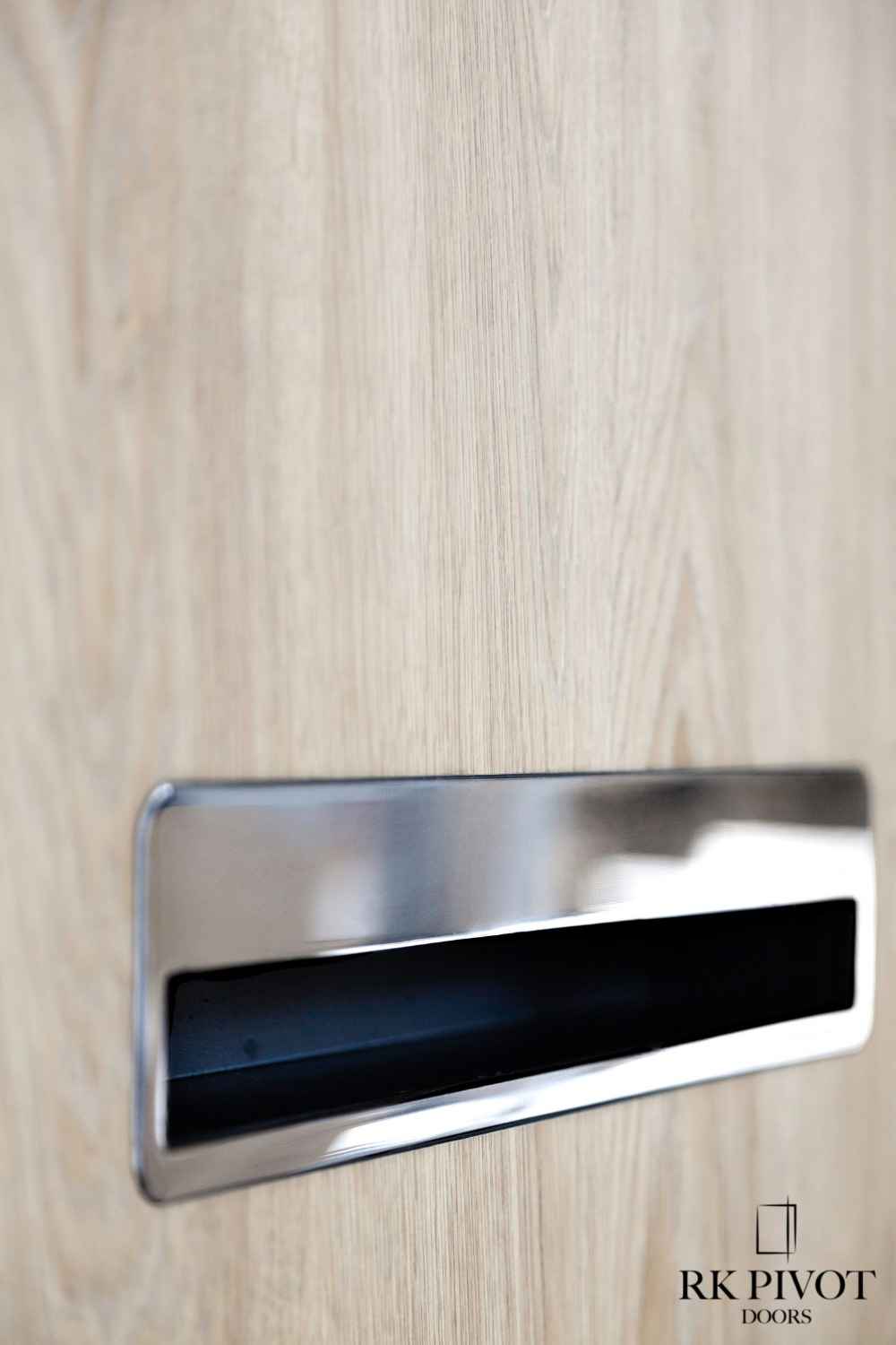 Drzwi aluminiowe w kolorze drewna Turner Oak z pochwytem wpuszczanym