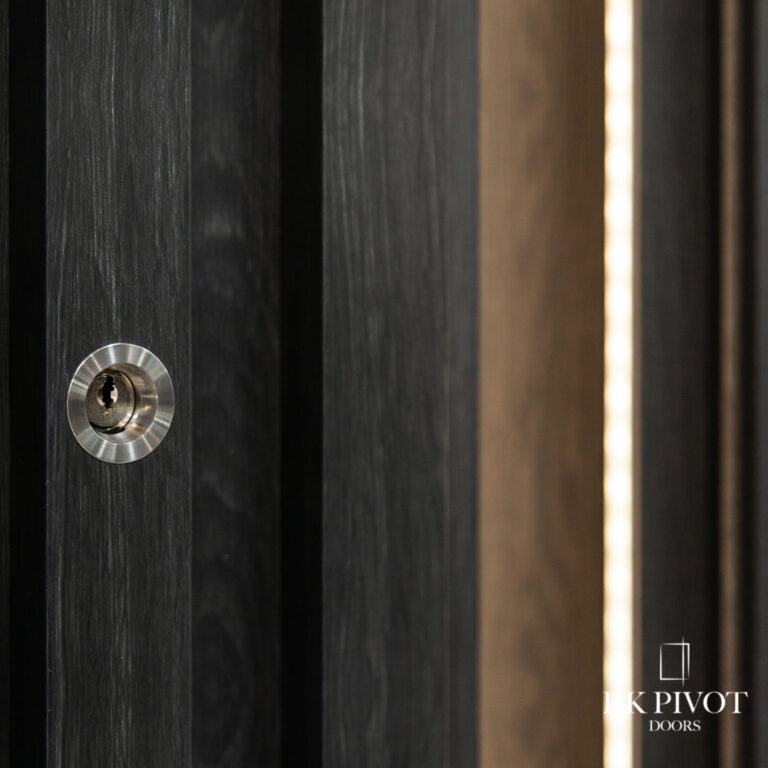 RK Pivot Doors - moderne Drehtüren mit holzfarbenen Lamellen verkleidet - Terra Anteak