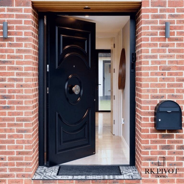 RK Pivot Doors - klamka Invictus w stylu gregoriańskim w kolorze złotym