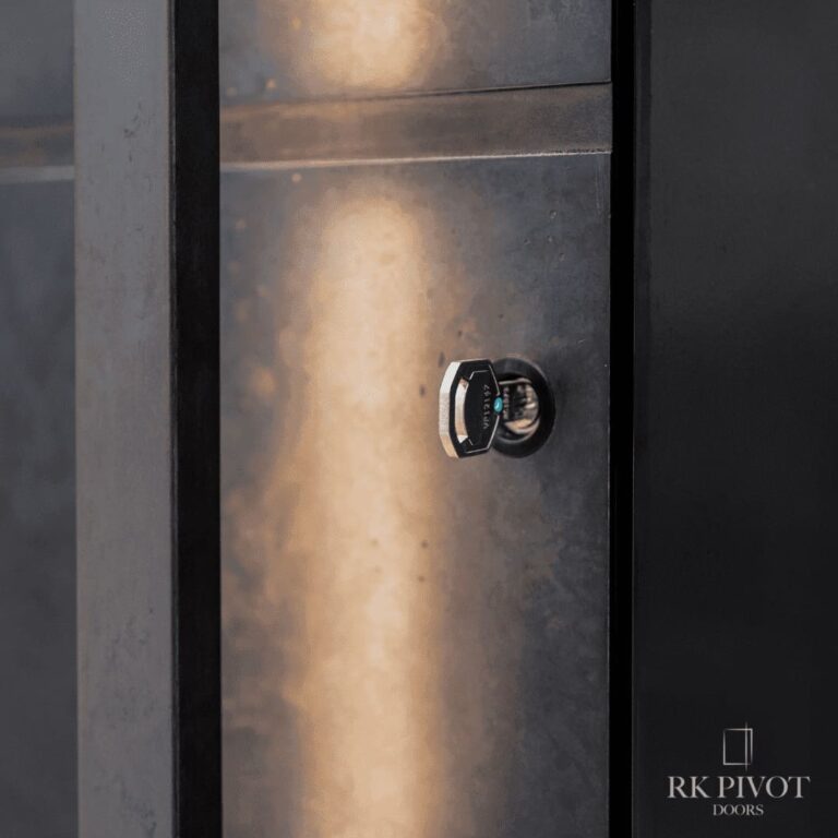 Elegancki klucz do drzwi - RK Pivot Doors - Ciekły metal na drzwiach