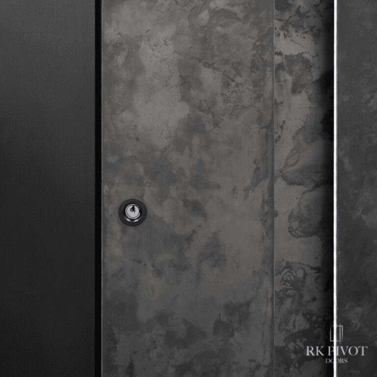 Powierzchnia z metalu ciekłego na drzwiach zewnętrznych RK Pivot Doors