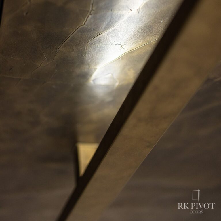 Drzwi Pivot - pękniety złoty płynny metal