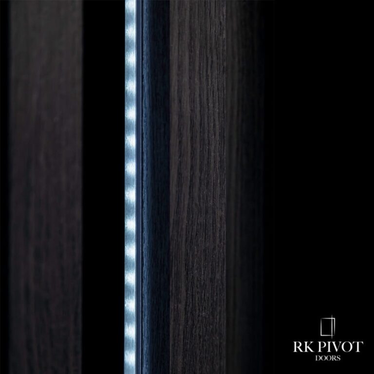 RK Pivot Doors - porta girevole - Terra Black realizzata con doghe in legno
