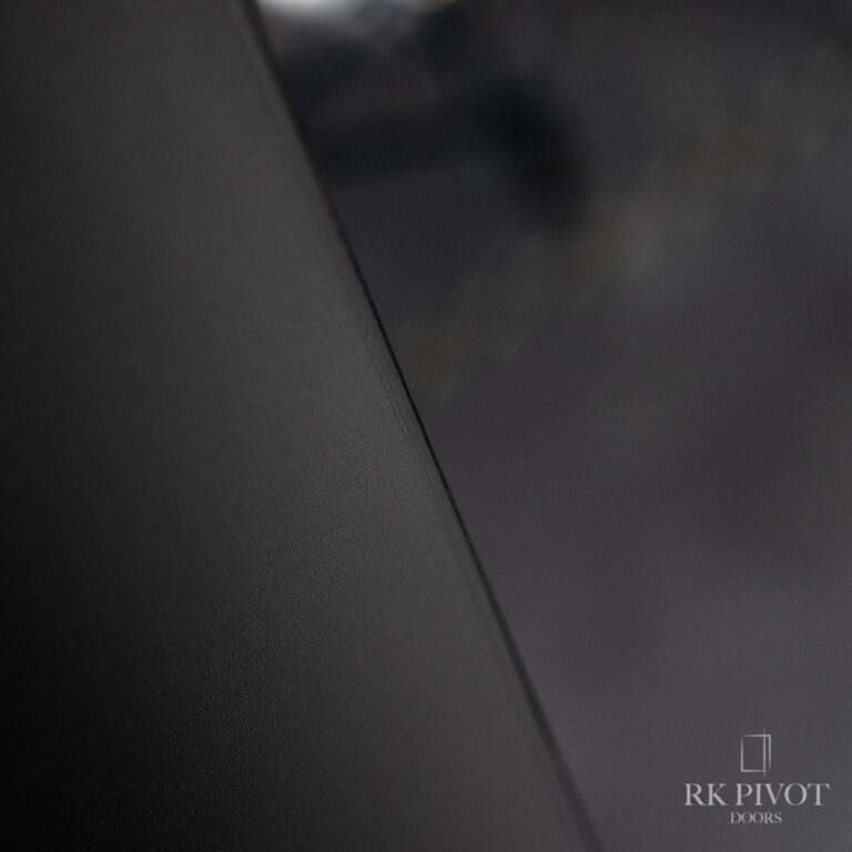 RK Pivot Doors - panel aluminiowy łączony ze szkłem hartowanym - drzwi ze szkłem