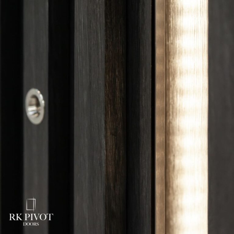 RK Pivot Doors - Pivot-Haustüren mit holzfarbenen Lamellen verkleidet - Terra Anteak