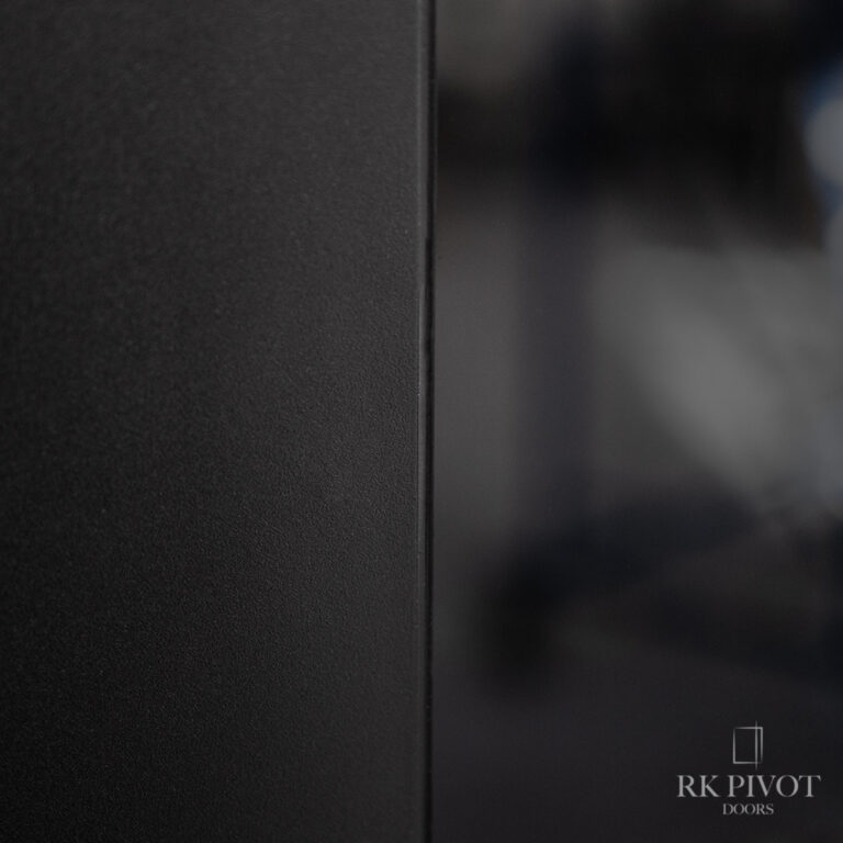 RK Pivot Doors - panel aluminiowy łączony ze szkłem hartowanym - drzwi ze szkłem