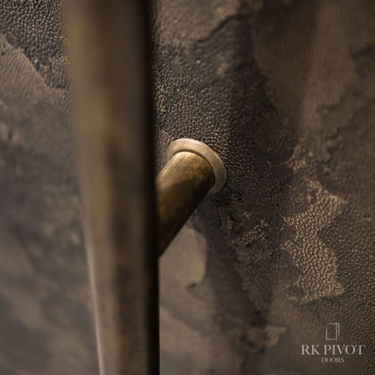 RK Pivot Doors - drzwi z płynnym metalem - Antyczny Brąz